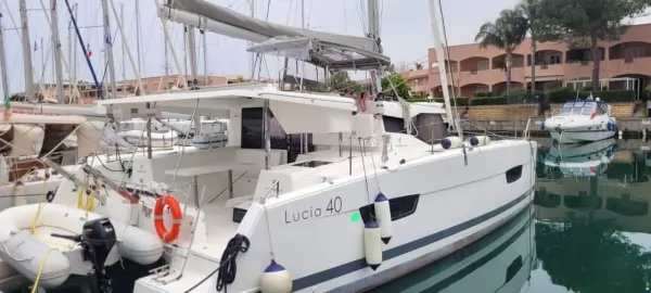 Fountaine Pajot Lucia 40